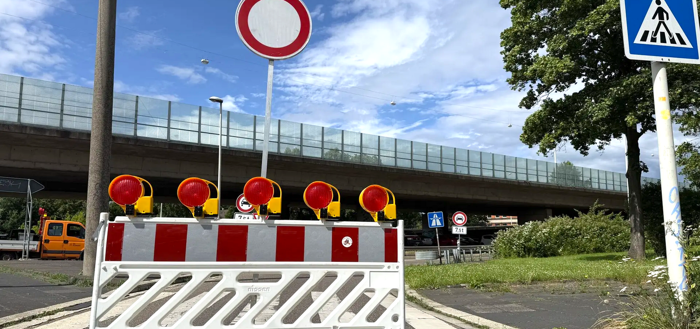 Sperrbaken vor einer Auffahrt zur Nordbrücke