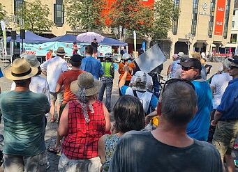 Friedlich Demonstrierende auf dem Bonner Münsterplatz