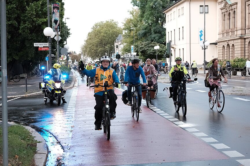 Bild von einer Fahrraddemo, rund 900 Radfahrende auf der Adenauerallee in Bonn