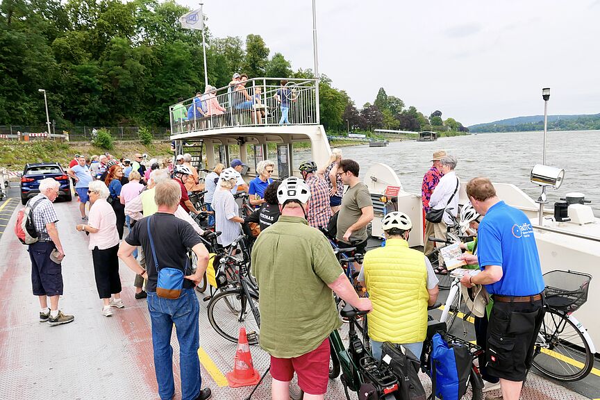 Bild von der Godesberger Fähre mit Fußgängern und Menschen mit Fahrrädern