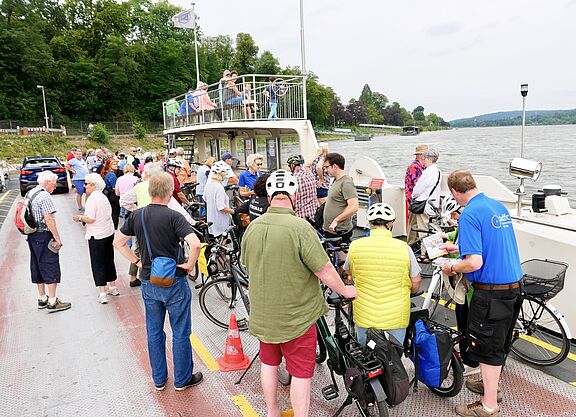 Bild von der Godesberger Fähre mit Fußgängern und Menschen mit Fahrrädern