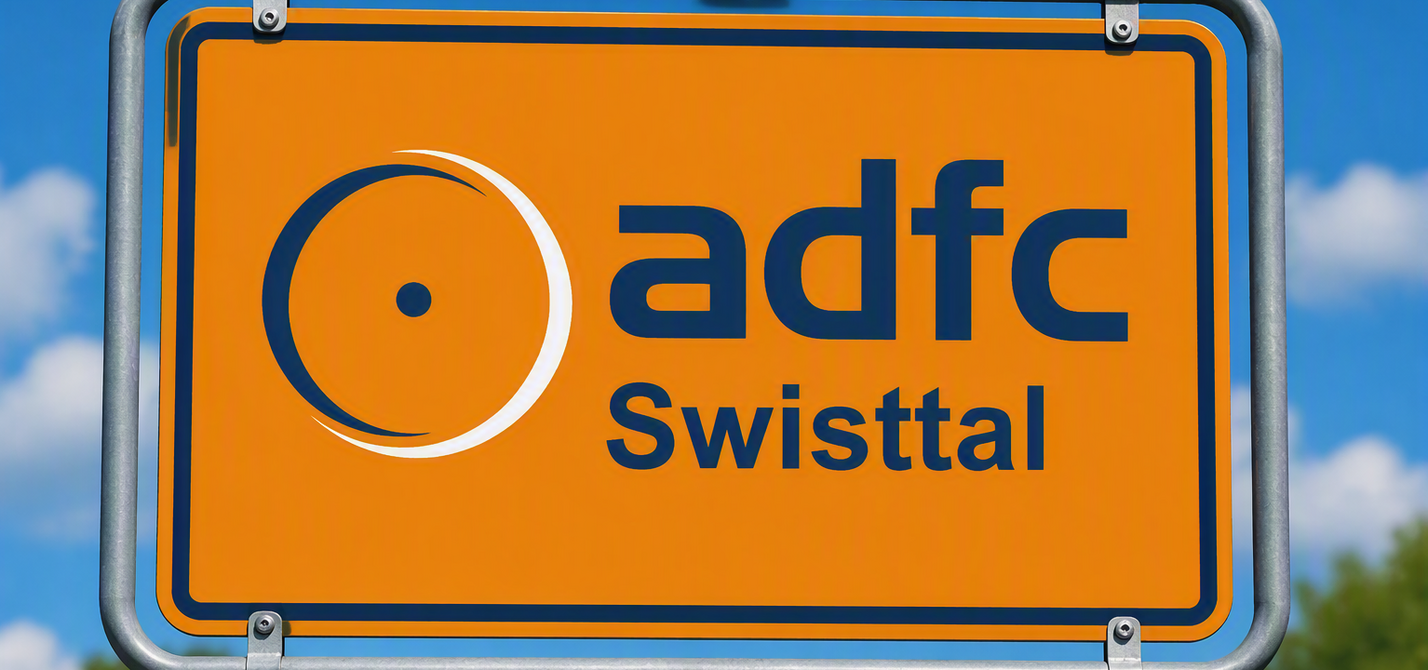 Ortsschild ähnliches Schild mit Schriftzug ADFC Swisttal