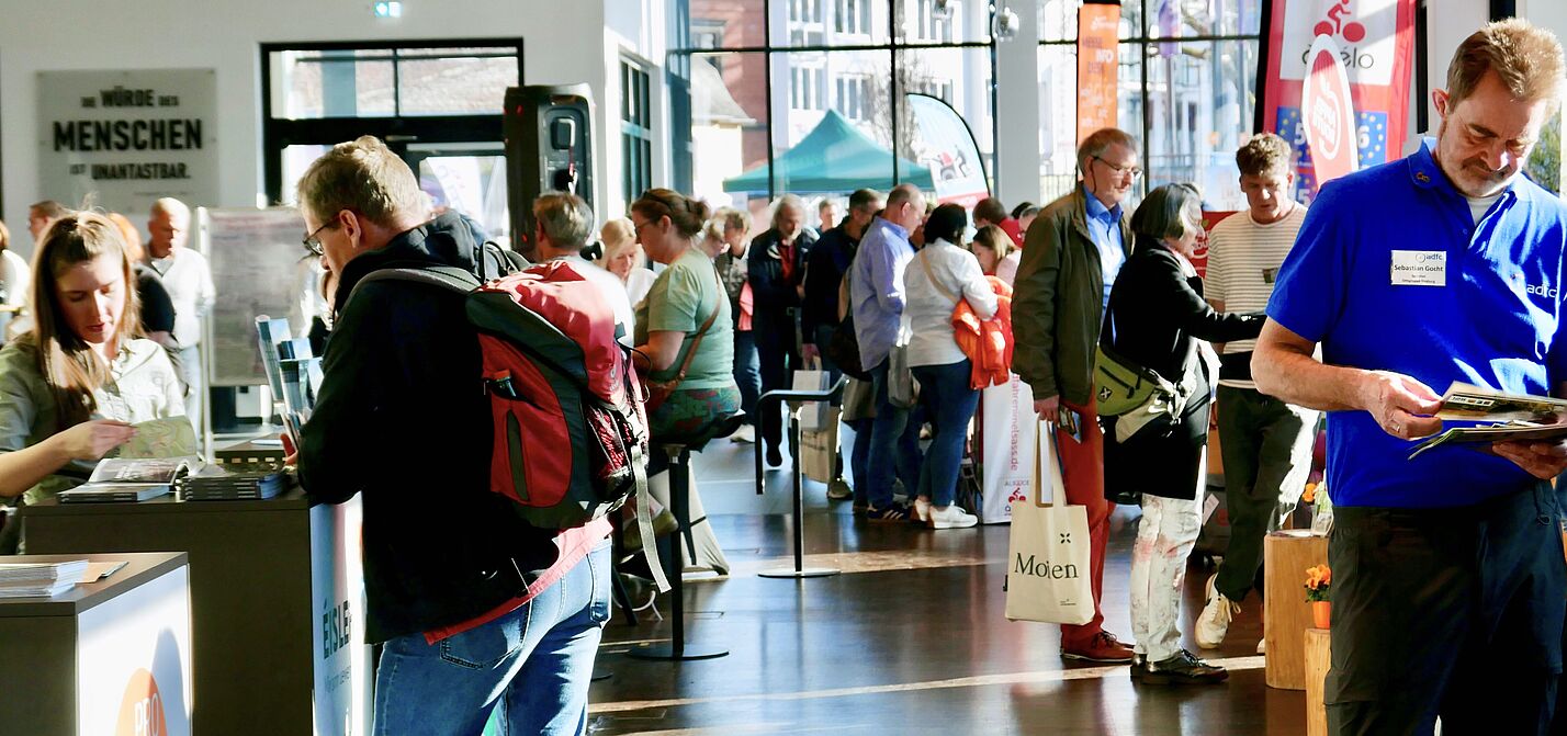 Bild vom Foyer des Rhein Sieg Forums anlässlich der rad+freizeit