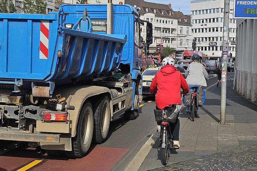 Bild von der Oxfordstraße Links ein LKW rechts ziemlich bedrängte Radfahrende auf dem Schutzstreifen