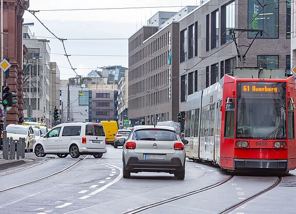 Verkehrssistuation mit Straßenbahn und Autos am Hauptbahnhof