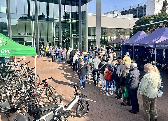 Menschen stehen Schlange vor dem Rhein Sieg Forum - Messe rad+freizeit