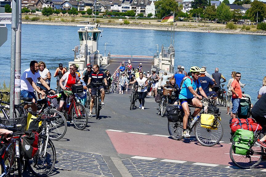 Foto von einer Fähre mi der viele Fahrradfahrende übergesetzt haben