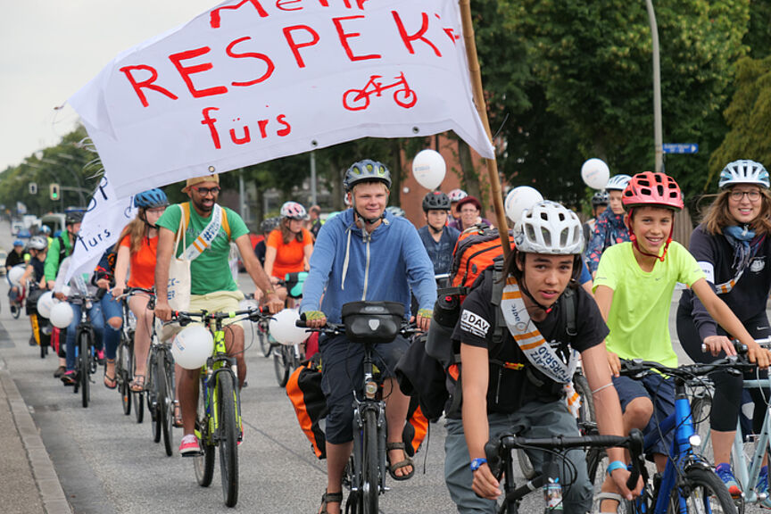 Für mehr Respekt demonstrierende Fahrradfahrende