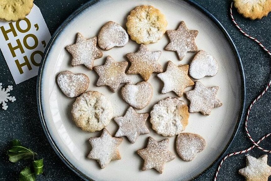 Weihnachtskekse auf Teller