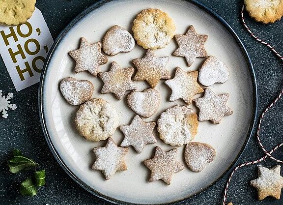 Weihnachtskekse auf Teller