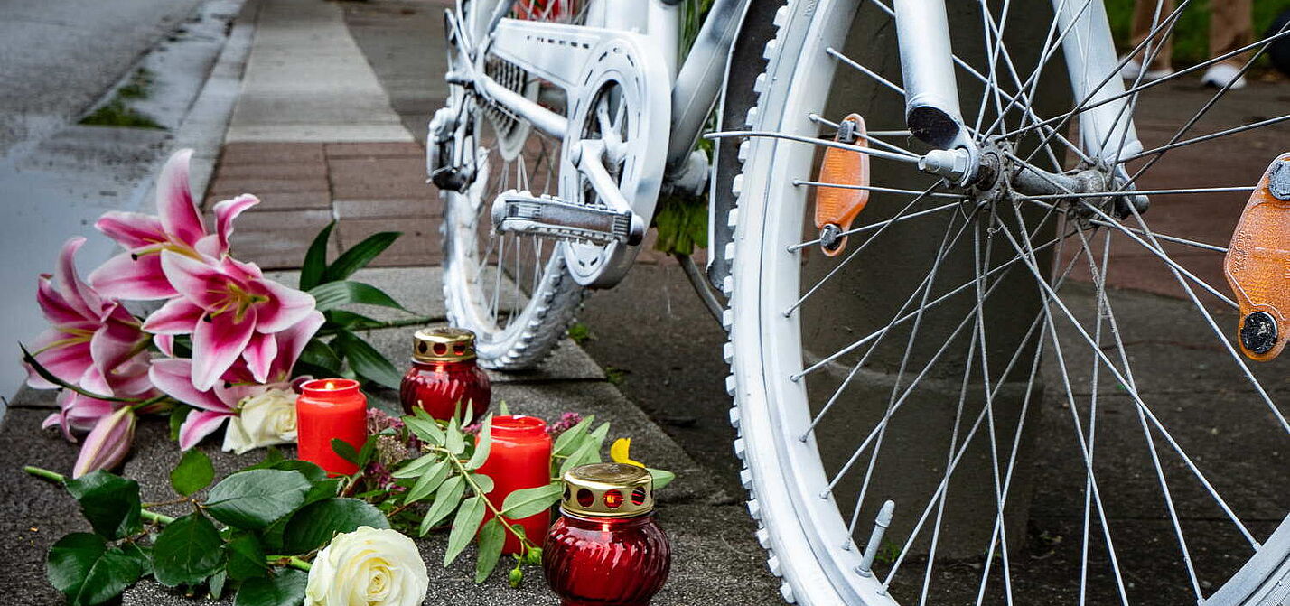 Ein weiß bemaltes Fahrrad mit Blumen